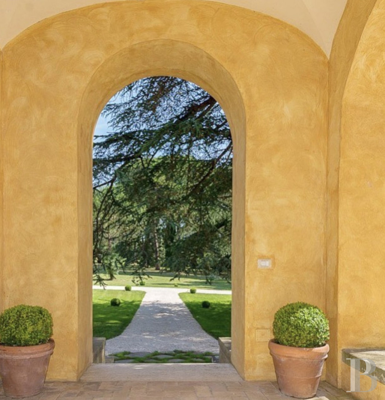 En Italie, entre Rome et Florence, une villa de la fin du 19e siècle implantée dans un vaste parc arboré - photo  n°3